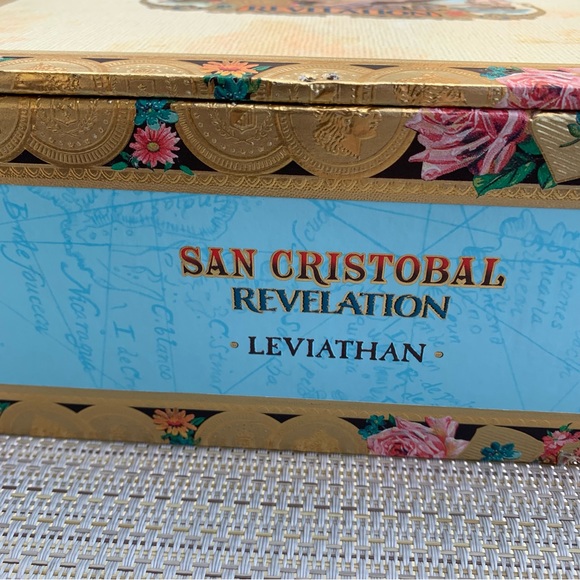 San Cristobal Cigar Box w/Beautiful Graphics 7”x8”x3” Aqua/Cream/Parrot - Picture 4 of 7